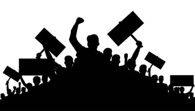 Protestocu bir kalabalığın siluetleri. İnsanlar pankartlarla protesto ediyor.