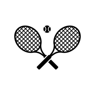 Beyaz arka planda izole edilmiş tenis topuyla çapraz tenis raketleri..