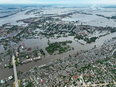 Kakhovka barajının patlamasının ardından Kherson şehrinin sular altında kalan caddeleri. Ukrayna 'da ekolojik bir felaket. Rus-Ukrayna savaşı. Özel İHA görüntüleri