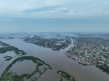 Kakhovka Hidroelektrik Santrali 'nin patlamasının sonuçları. Su basmış köyler ve evler, üst hava manzarası. Özel İHA görüntüleri. Kherson bölgesi Ukrayna. Russo-Ukrayna Savaşı