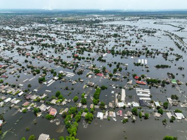 Kakhovka barajının patlamasının ardından Kherson şehrinin sular altında kalan caddeleri. Ukrayna 'da ekolojik bir felaket. Rus-Ukrayna savaşı. Özel İHA görüntüleri