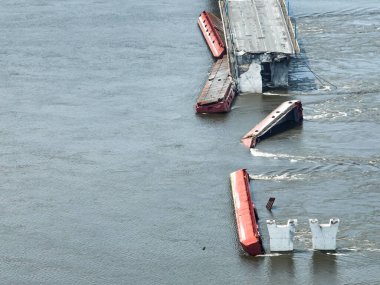 Kherson City 'deki Antonovsky köprüsünü yok etti. Köprünün ve işgal edilen bölgenin üst hava manzarası. Hidroelektrik santralinin patlamasından sonra büyük su kütlesi şehre taşınıyor.