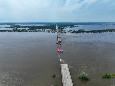 Kherson City 'deki Antonovsky köprüsünü yok etti. Köprünün ve işgal edilen bölgenin üst hava manzarası. Hidroelektrik santralinin patlamasından sonra büyük su kütlesi şehre taşınıyor.