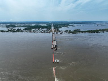 Kherson City 'deki Antonovsky köprüsünü yok etti. Köprünün ve işgal edilen bölgenin üst hava manzarası. Hidroelektrik santralinin patlamasından sonra büyük su kütlesi şehre taşınıyor.