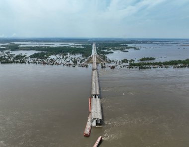 Kherson City 'deki Antonovsky köprüsünü yok etti. Köprünün ve işgal edilen bölgenin üst hava manzarası. Hidroelektrik santralinin patlamasından sonra büyük su kütlesi şehre taşınıyor.