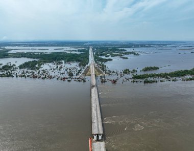 Kherson City 'deki Antonovsky köprüsünü yok etti. Köprünün ve işgal edilen bölgenin üst hava manzarası. Hidroelektrik santralinin patlamasından sonra büyük su kütlesi şehre taşınıyor.