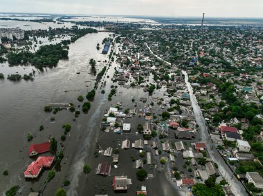 Kakhovka barajını baltalamak. Barajın yıkılmasının sonuçları. Kherson şehrinin iskele altyapısını su bastı. Yukarıdan üst görüntü, hava görüntüsü. Rus-Ukrayna savaşı