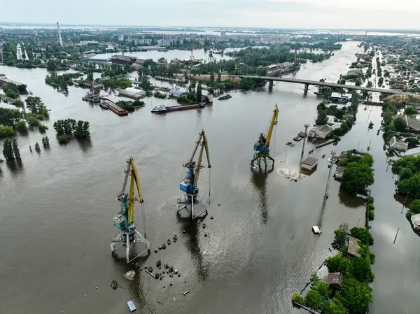 Kakhovka barajını baltalamak. Barajın yıkılmasının sonuçları. Kherson şehrinin iskele altyapısını su bastı. Yukarıdan üst görüntü, hava görüntüsü. Rus-Ukrayna savaşı