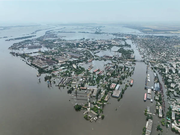 Kakhovka barajını baltalamak. Barajın yıkılmasının sonuçları. Kherson şehrinin iskele altyapısını su bastı. Yukarıdan üst görüntü, hava görüntüsü. Rus-Ukrayna savaşı