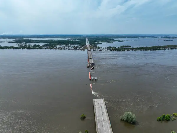 Kherson City 'deki Antonovsky köprüsünü yok etti. Köprünün ve işgal edilen bölgenin üst hava manzarası. Hidroelektrik santralinin patlamasından sonra büyük su kütlesi şehre taşınıyor.