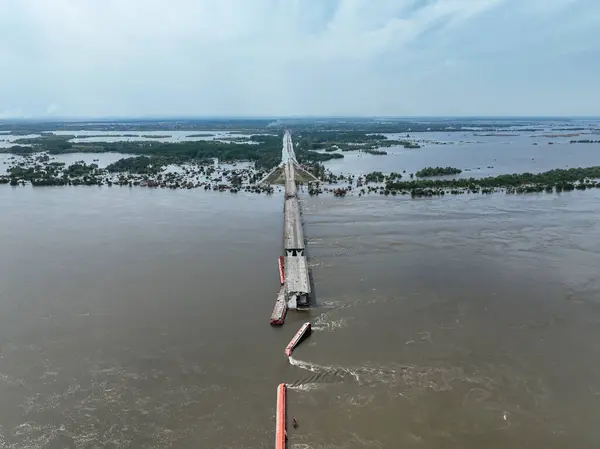 Kherson City 'deki Antonovsky köprüsünü yok etti. Köprünün ve işgal edilen bölgenin üst hava manzarası. Hidroelektrik santralinin patlamasından sonra büyük su kütlesi şehre taşınıyor.