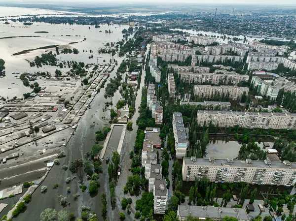 Kakhovka barajını baltalamak. Barajın yıkılmasının sonuçları. Kherson şehrinin iskele altyapısını su bastı. Yukarıdan üst görüntü, hava görüntüsü. Rus-Ukrayna savaşı
