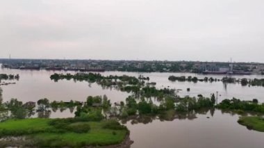 Kakhovka Hidroelektrik Santrali 'nin patlamasının sonuçları. Su basmış köyler ve evler, üst hava manzarası. Özel İHA görüntüleri. Kherson bölgesi Ukrayna. Russo-Ukrayna Savaşı