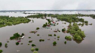 Kakhovka Hidroelektrik Santrali 'nin patlamasının sonuçları. Su basmış köyler ve evler, üst hava manzarası. Özel İHA görüntüleri. Kherson bölgesi Ukrayna. Russo-Ukrayna Savaşı