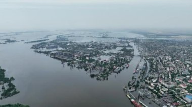 Kakhovka Hidroelektrik Santrali 'nin patlamasının sonuçları. Su basmış köyler ve evler, üst hava manzarası. Özel İHA görüntüleri. Kherson bölgesi Ukrayna. Russo-Ukrayna Savaşı