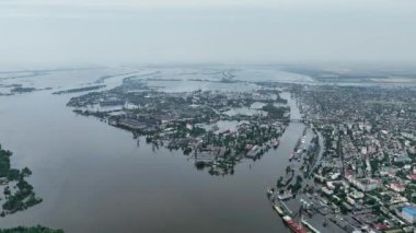 Kakhovka Hidroelektrik Santrali 'nin patlamasının sonuçları. Su basmış köyler ve evler, üst hava manzarası. Özel İHA görüntüleri. Kherson bölgesi Ukrayna. Russo-Ukrayna Savaşı