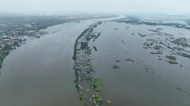 Kakhovka Hidroelektrik Santrali 'nin patlamasının sonuçları. Su basmış köyler ve evler, üst hava manzarası. Özel İHA görüntüleri. Kherson bölgesi Ukrayna. Russo-Ukrayna Savaşı