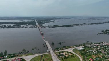 Kherson City 'deki Antonovsky köprüsünü yok etti. Köprünün ve işgal edilen bölgenin üst hava manzarası. Hidroelektrik santralinin patlamasından sonra büyük su kütlesi şehre taşınıyor.
