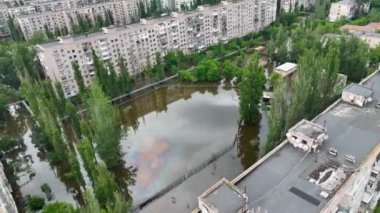 Kakhovka barajının patlamasının ardından Kherson şehrinin sular altında kalan caddeleri. Ukrayna 'da ekolojik bir felaket. Rus-Ukrayna savaşı. Özel İHA görüntüleri