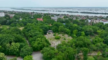 Haberleşmesiz Kherson şehri, Rus-Ukrayna savaşı. Kherson şehrindeki en yüksek televizyon kulesi bir dronun sinematik videosu.