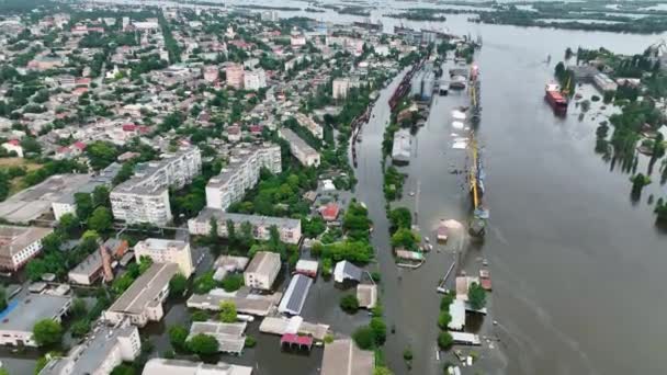 Kakhovka水库大坝爆炸后 Kherson市街道被水淹 乌克兰的生态灾难 俄乌战争 专用无人驾驶飞机镜头 — 图库视频影像