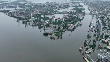 Kakhovka barajını baltalamak. Barajın yıkılmasının sonuçları. Kherson şehrinin iskele altyapısını su bastı. Yukarıdan üst görüntü, hava görüntüsü. Rus-Ukrayna savaşı