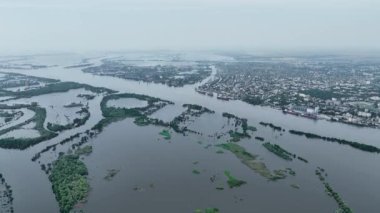 Kakhovka barajının patlamasının ardından Kherson şehrinin sular altında kalan caddeleri. Ukrayna 'da ekolojik bir felaket. Rus-Ukrayna savaşı. Özel İHA görüntüleri