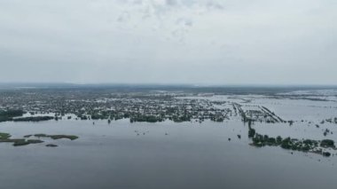 Kakhovka barajını baltalamak. Barajın yıkılmasının sonuçları. Kherson şehrinin iskele altyapısını su bastı. Yukarıdan üst görüntü, hava görüntüsü. Rus-Ukrayna savaşı