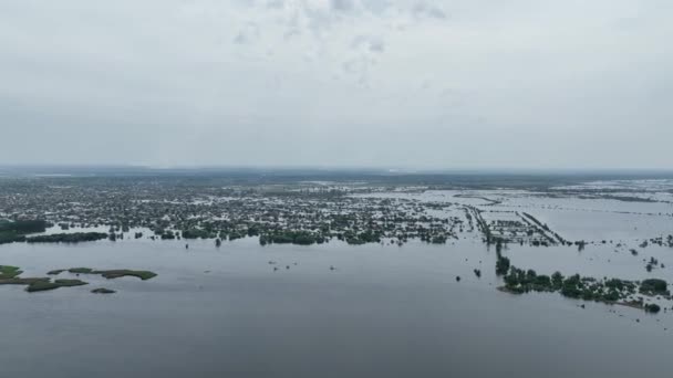 カフカ貯水池のダムを掘り下げました ダムが吹く結果について ハーソン市の港湾インフラが浸水した 上からの眺め 空中映像 ロシア ウクライナ戦争 — ストック動画