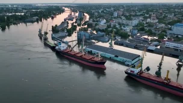 Les Rues Inondées Ville Kherson Après Explosion Barrage Réservoir Kakhovka — Video
