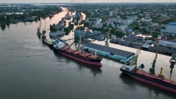 Разрушение Плотины Каховского Водохранилища Последствия Взрыва Плотины Затопленная Портовая Инфраструктура — стоковое видео