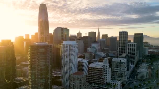 顶级的电影空中城市景观 旧金山航空公司 顶级电影无人机镜头 日落时旧金山一座现代摩天大楼的全景 空中城市景观旧金山天际线在日落时被无人驾驶飞机射中 — 图库视频影像