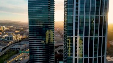 En iyi sinematik şehir manzarası. San Francisco Havacılık. En iyi sinematik dron görüntüleri. Günbatımında San Francisco 'da modern bir gökdelenin panoramik manzarası. Kaliforniya, ABD. Hava şehri manzarası, San Francisco hava aracının günbatımında gökyüzü görüntüsü.. 