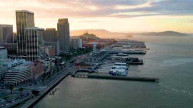 En iyi sinematik şehir manzarası. San Francisco Havacılık. En iyi sinematik dron görüntüleri. Günbatımında San Francisco 'da modern bir gökdelenin panoramik manzarası. Kaliforniya, ABD. Hava şehri manzarası, San Francisco hava aracının günbatımında gökyüzü görüntüsü.. 