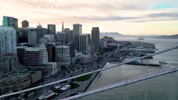 顶级的电影空中城市景观 旧金山航空公司 顶级电影无人机镜头 日落时旧金山一座现代摩天大楼的全景 空中城市景观旧金山天际线在日落时被无人驾驶飞机射中 — 图库视频影像