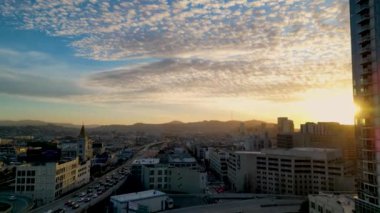 San Francisco Havacılık Şehri Manzarası. En iyi sinematik dron görüntüleri. Günbatımında San Francisco 'da modern bir gökdelenin günbatımı manzarası. Kaliforniya, ABD. Havacılık şehri manzarası. Üst görünüm. 