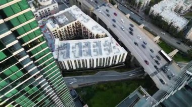 San Francisco City Skyline 'ın ve Bay Bridge' in hava aracı altın güneş ışığı altında. 4K insansız hava aracı görüntüleri, sakin mavi suların üzerinden Bay Köprüsü 'nden geçip Kaliforniya, San Francisco' ya gidiyor.