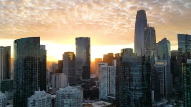 San Francisco Havacılık Şehri Manzarası. En iyi sinematik dron görüntüleri. Günbatımında San Francisco 'da modern bir gökdelenin günbatımı manzarası. Kaliforniya, ABD. Havacılık şehri manzarası. Üst görünüm. 