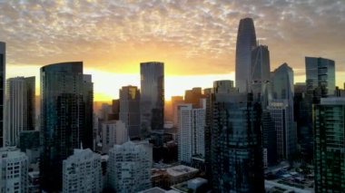 San Francisco Havacılık Şehri Manzarası. En iyi sinematik dron görüntüleri. Günbatımında San Francisco 'da modern bir gökdelenin günbatımı manzarası. Kaliforniya, ABD. Havacılık şehri manzarası. Üst görünüm. 