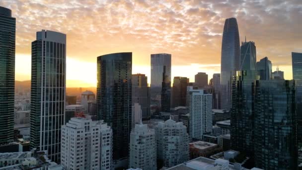 旧金山空中城市视图 顶级电影无人机镜头 日落时 旧金山一幢现代摩天大楼的日落 空中城市景观 顶部视图 — 图库视频影像