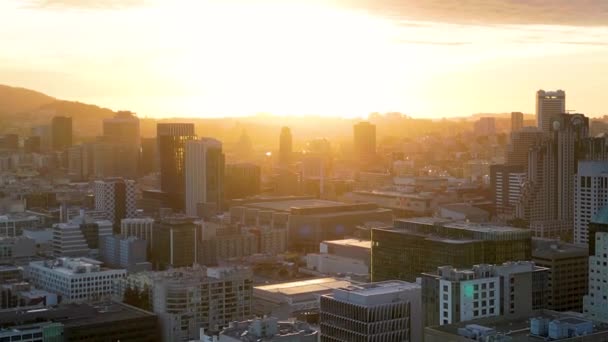旧金山空中城市视图 顶级电影无人机镜头 日落时 旧金山一幢现代摩天大楼的日落 空中城市景观 顶部视图 — 图库视频影像