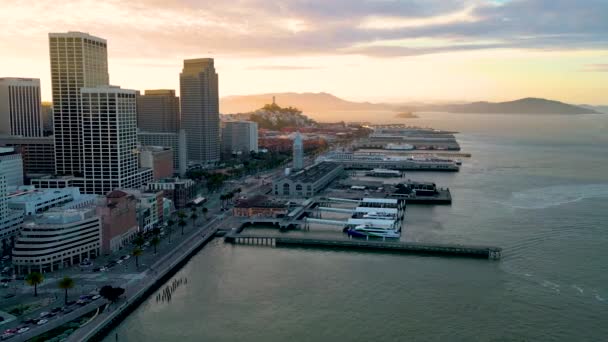 Drone Aéreo San Francisco City Skyline Bay Bridge Suave Luz — Vídeo de stock