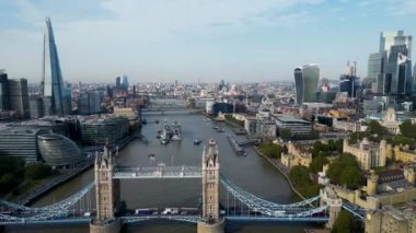 İkonik Kule Köprüsü Hava Aracı Kule Köprüsü, Skyline. Birleşik Krallık, İngiltere. Londra 'nın Skyline iş merkezi Thames Nehri ve Tower Köprüsü' nün üstünden geçiyor..