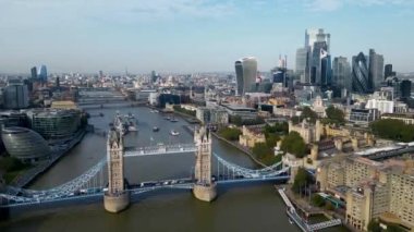 İkonik Kule Köprüsü Hava Aracı Kule Köprüsü, Skyline. Birleşik Krallık, İngiltere. Londra 'nın Skyline iş merkezi Thames Nehri ve Tower Köprüsü' nün üstünden geçiyor..