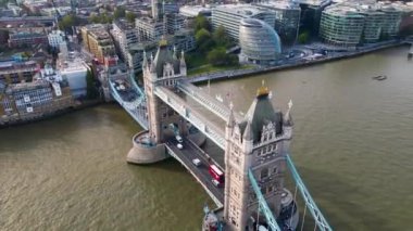 İkonik Kule Köprüsü Hava Aracı Kule Köprüsü, Skyline. Birleşik Krallık, İngiltere. Londra 'nın Skyline iş merkezi Thames Nehri ve Tower Köprüsü' nün üstünden geçiyor..