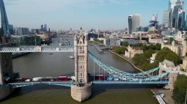 İkonik Kule Köprüsü Hava Aracı Kule Köprüsü, Skyline. Birleşik Krallık, İngiltere. Londra 'nın Skyline iş merkezi Thames Nehri ve Tower Köprüsü' nün üstünden geçiyor..