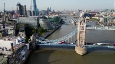 İkonik Kule Köprüsü Hava Aracı Kule Köprüsü, Skyline. Birleşik Krallık, İngiltere. Londra 'nın Skyline iş merkezi Thames Nehri ve Tower Köprüsü' nün üstünden geçiyor..