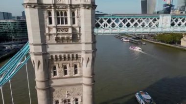 İkonik Kule Köprüsü Hava Aracı Kule Köprüsü, Skyline. Birleşik Krallık, İngiltere. Londra 'nın Skyline iş merkezi Thames Nehri ve Tower Köprüsü' nün üstünden geçiyor..