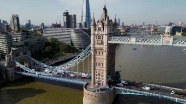 İkonik Kule Köprüsü Hava Aracı Kule Köprüsü, Skyline. Birleşik Krallık, İngiltere. Londra 'nın Skyline iş merkezi Thames Nehri ve Tower Köprüsü' nün üstünden geçiyor..