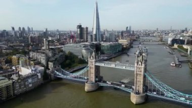 İkonik Kule Köprüsü Hava Aracı Kule Köprüsü, Skyline. Birleşik Krallık, İngiltere. Londra 'nın Skyline iş merkezi Thames Nehri ve Tower Köprüsü' nün üstünden geçiyor..